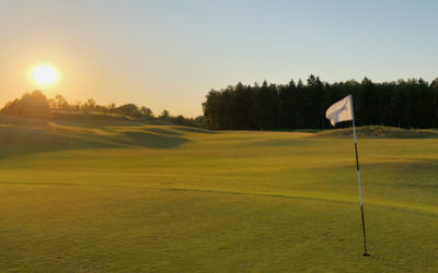 Utmanande första golfdag på Sand Valley